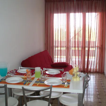 Colourful Flat Next To The - Beahost