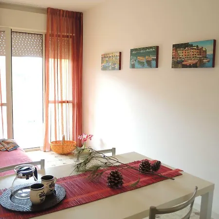 Colourful Flat Next To The Beach-beahost