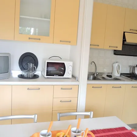 Colourful Flat Next To The Beach-beahost